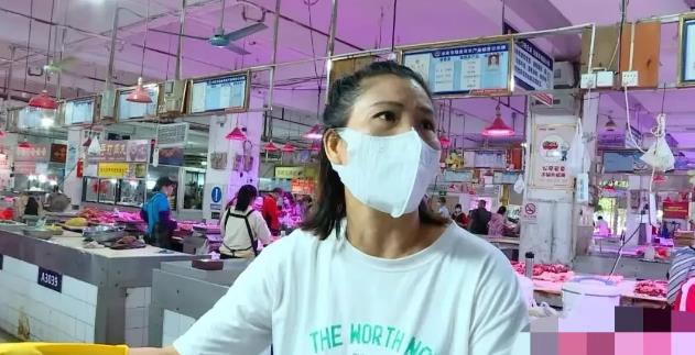 广西南宁，黄女士到菜市场买菜时，看到海鲜档的大闸蟹不错，于是询问摊主摊位上摆着的
