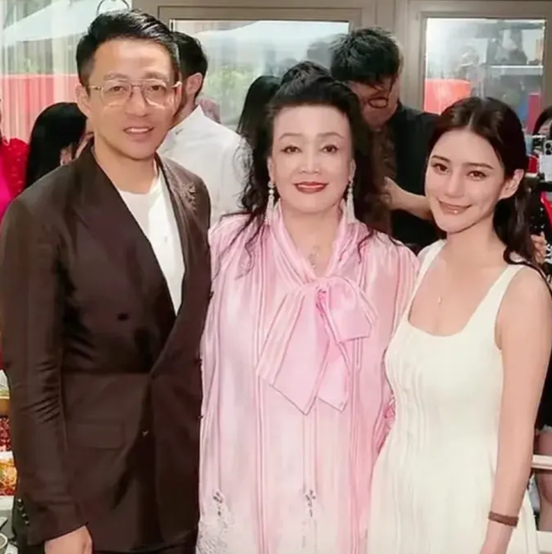 没想到大S去世，经济损失最大的竟然是张兰母子。
张兰抖音被封，麻六记也被网友抵制