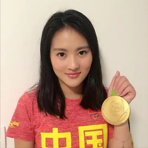 陈若琳为啥不愁找对象，原因有五：

1. 学历高：她毕业于中国人民大学，这可是名