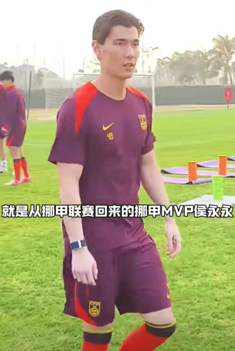他来了！国足最帅归化侯永永真的来了！混血就是好看，是不是太像中国人了？侯永永终于