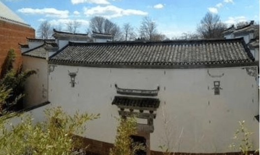 陕西，汉中。一男子将祖宅以38000元卖给同村村民后，村民便用挖掘机拆了祖宅。男