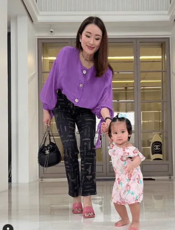 泰国总理佩通坦的生活照。
1.喜欢购物，穿着打扮很时髦。
2.身为贵族，但是在孩