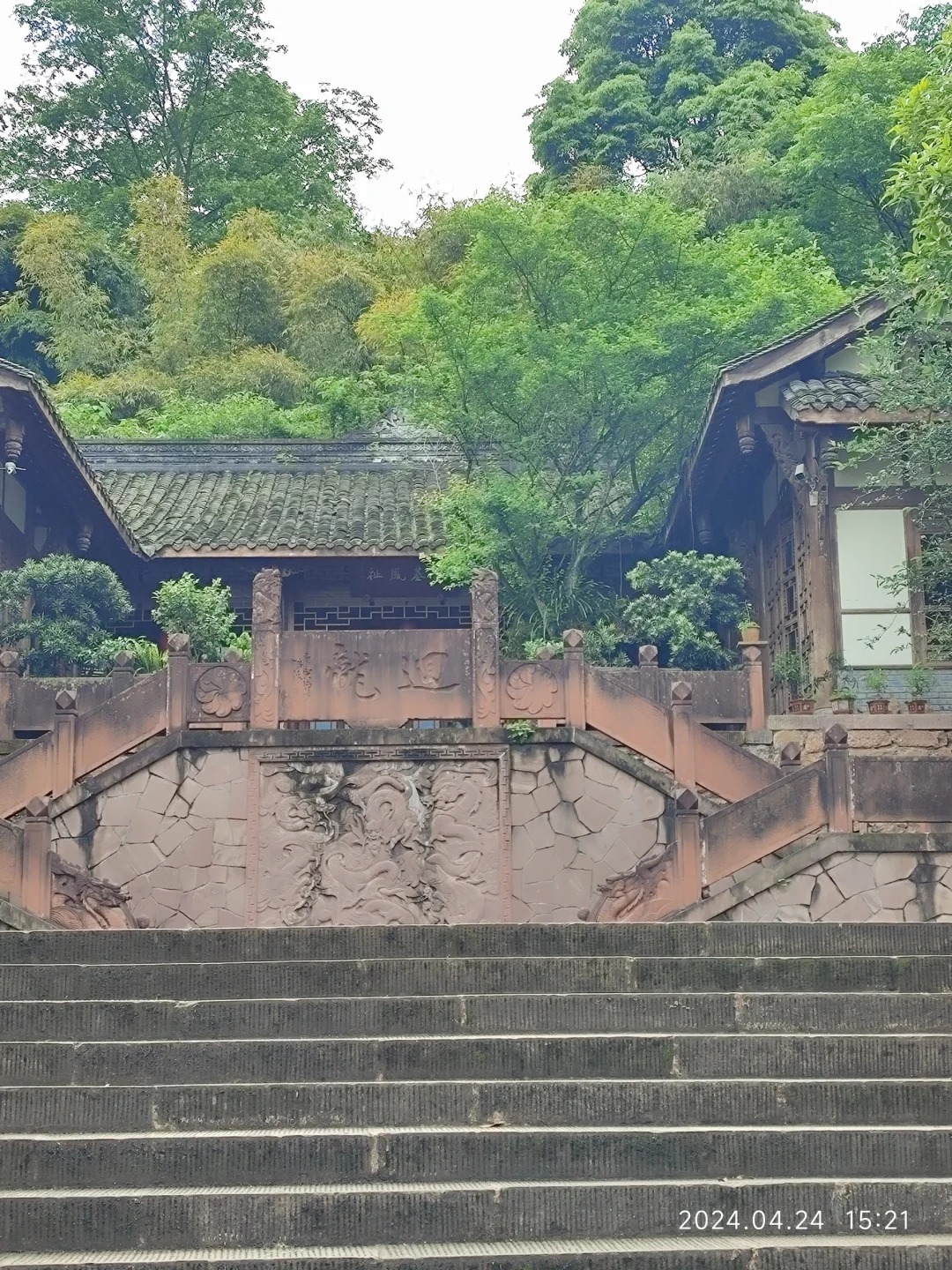 崇州凤栖山真不错
成都出发1.30小时凤栖山，挺好玩的，导航到康道起点，爬不动了