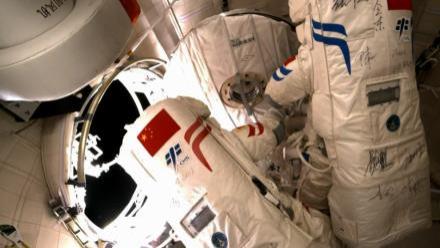 神舟十九号首次出舱，机械臂是全能型选手，为何不能替代执行任务