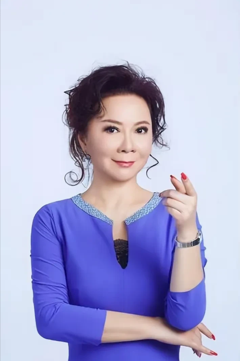 一次，蔡明打车，司机问她:“你今年还上春晚吗？”蔡明回答说:“不，我不去了。”司