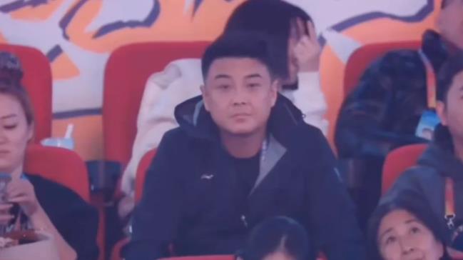 王皓的状态不一样了！
他现身乒超决赛现场，相比第一阶段的松弛感没有了，一脸严肃，