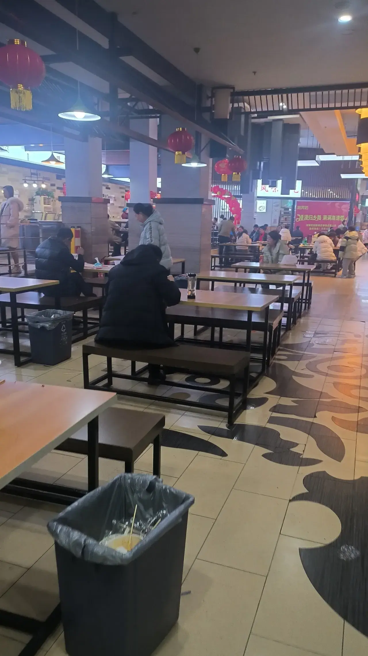高速的服务区也不知道咋想的，感觉不会做生意
同样的一碗面条非得比外面贵上十块不可