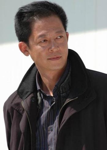 【王志文曾在一次采访中说道，“年轻时自己的脾气不好，错过了很多人和事，现在想想挺