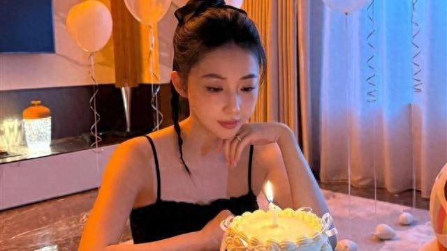 潘玮柏老婆宣云迎来31岁生日，穿黑色吊带扎丸子头庆生少女感满满