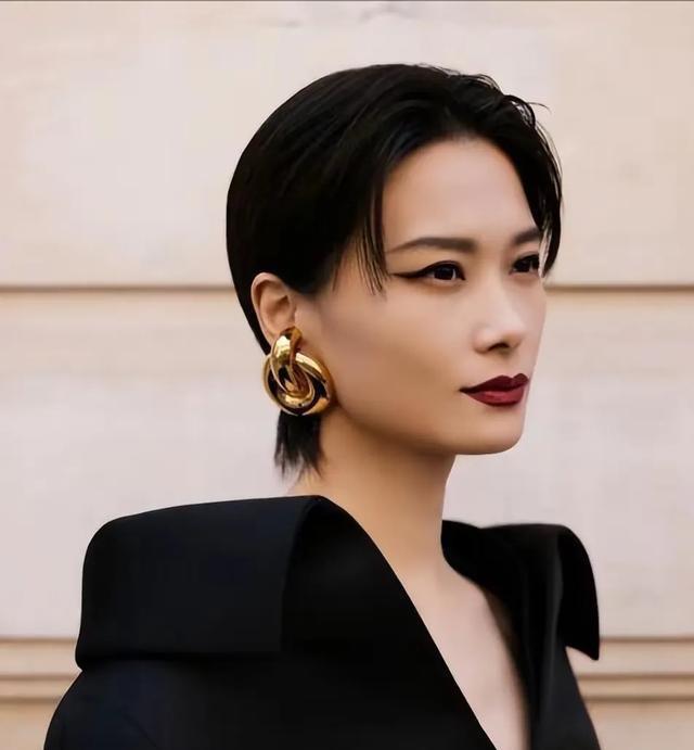 《李宇春娱乐圈的残酷真相》这篇文章，让我看到了一个真实而又坚韧的灵魂。从一个普通