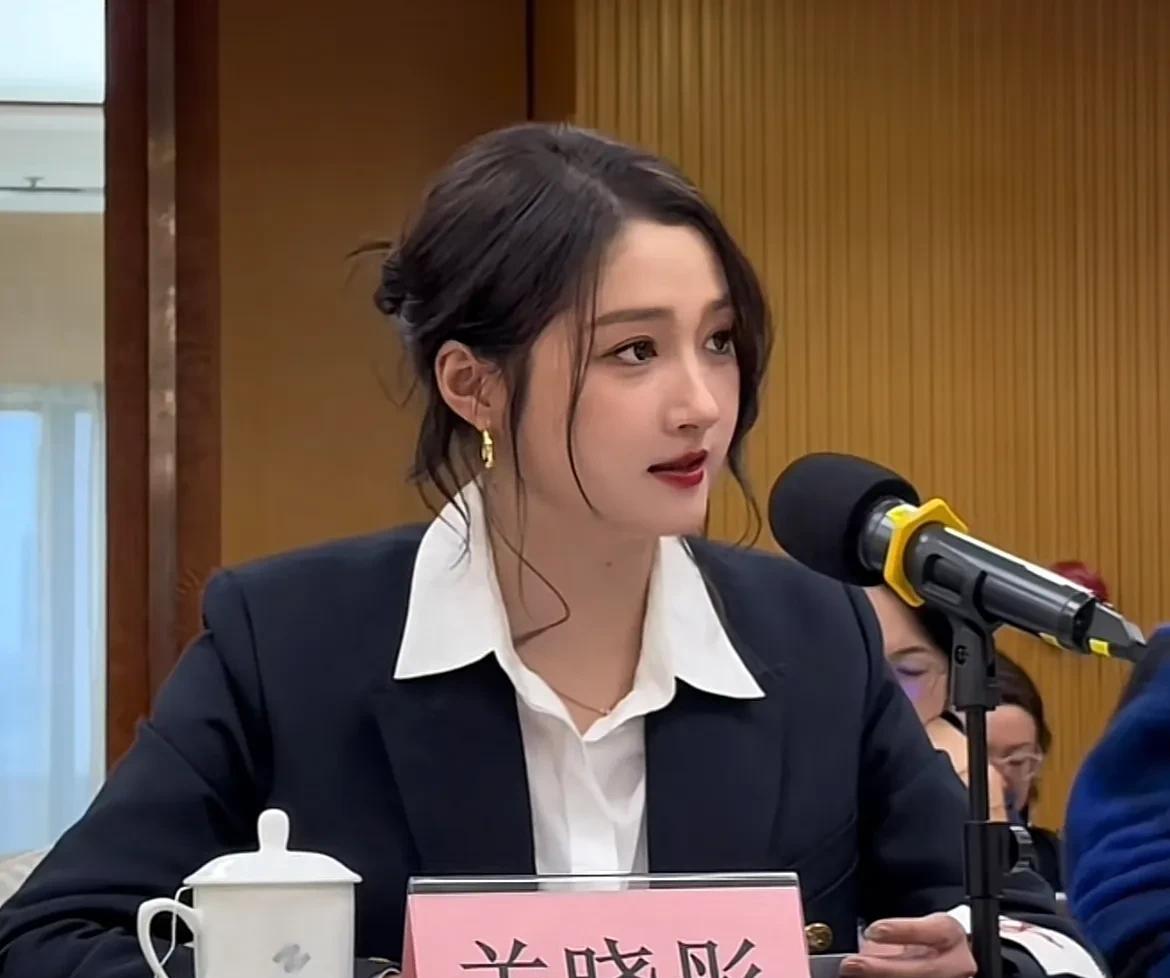 关晓彤真不适合从艺，适合从政，她穿这身衣服比任何红毯造型都好看，妆容干净利落，一