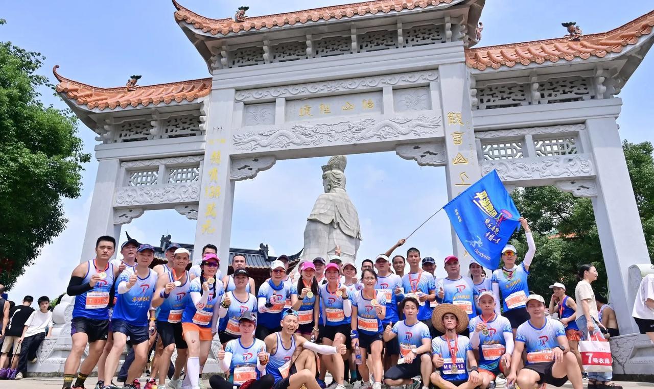 第12届东莞观音山登山大赛震撼开跑，圆满举行！
在一片欢呼声中，女子组朱女士身姿