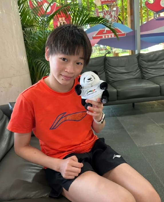 女子双人十米跳台跳水决赛，其他国家选手表演炸饺子，水花一个比一个大，甚至会出现动