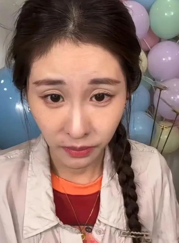 张碧晨素颜长这样，比舞台上显老不少啊
