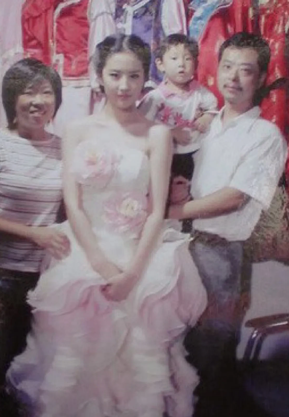 考古到你没见过的刘亦菲，那会年纪还小，跟她合照都不会拒绝，完全没有架子，所以她有