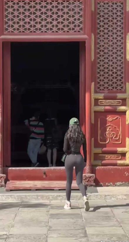 弱弱问一句，这背影，长相还重要吗？