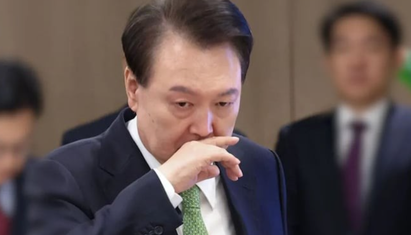 线人爆料：尹锡悦早就偷偷跑了，可能躲在美国大使馆！

1月8号，负责调查戒严令事