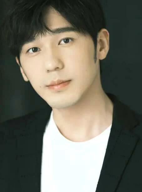 出生明门，妈妈是明星，他却跑龙套14年