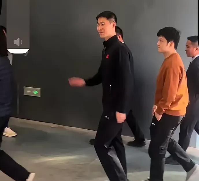 李隼应该不愿意和王励勤站在一起，因为王励勤的身高要比李隼还高，上一次德班世乒赛赛