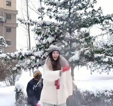 辽宁男篮球员赵继伟妻子晒出夫妻二人玩雪的欢乐时刻，她配文写到：“下雪啦！撒欢儿去