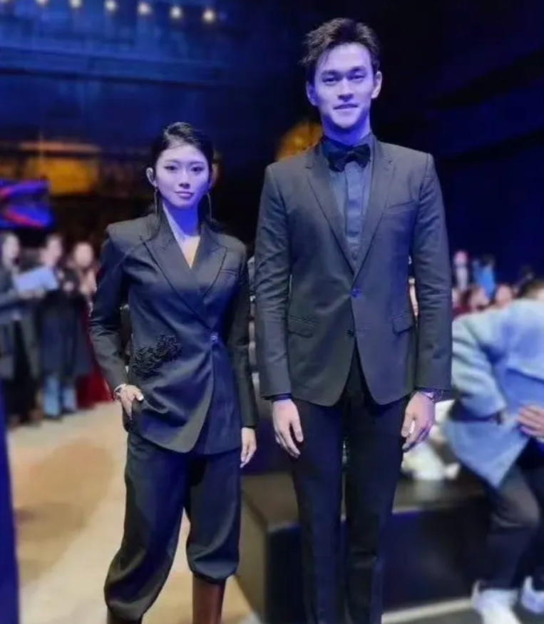 我们都欠吴艳妮一个道歉，当年吴艳妮和孙杨这张合影的时候，所有网友都在骂吴艳妮，说