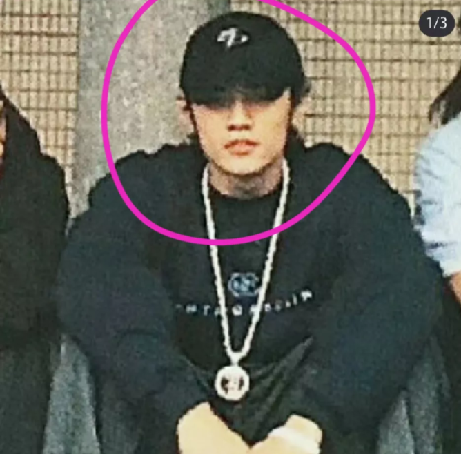 周杰伦风评为什么突然变这么差了？
其实，他现在但凡还在写夜曲第七章这种水平的歌，