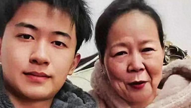 41岁女强人与22岁小鲜肉的爱情故事，究竟为哪般？