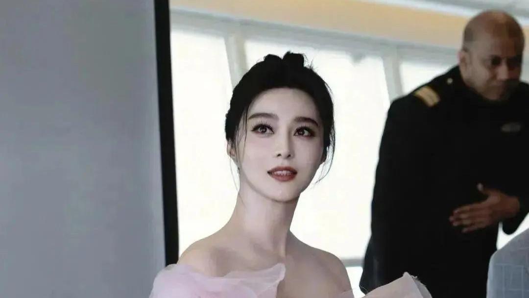 43岁范冰冰与男友人香港聚餐，粉色露肩毛衣美出新高度，素颜状态堪比少女！