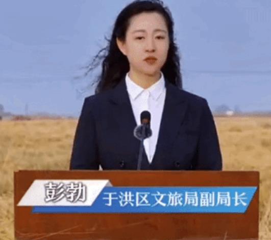 “妇女变少女”双语卖米副局长道歉，美颜惹众议。
 
说实话，不开美颜也很美很年轻