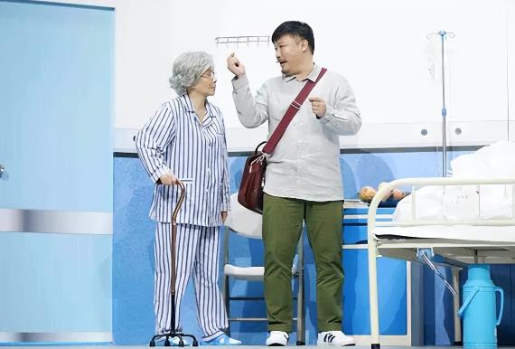 蔡明作为小品界常青树，多年来贡献无数经典作品。贾冰从默默无闻到大放异彩。两人结下