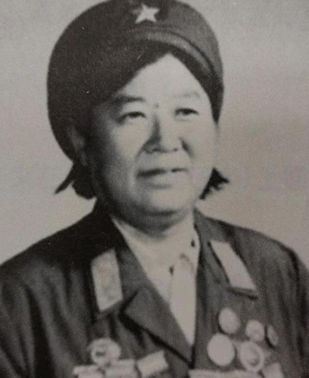 1950年，一名战士下身血流不止，医生正要解扣子检查，不料，他一把拦住，强硬说：