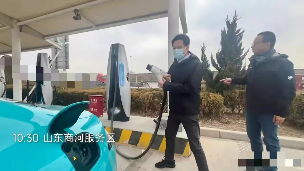 快来看，雷总给小米SU7充个电，一人充电俩人抬线！
