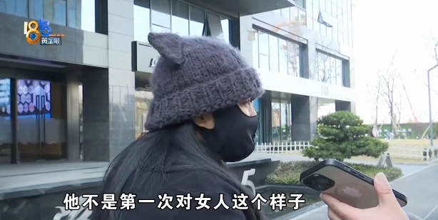 夜宵朋友突然认出咸猪手，抓了女子两把，一脸猥琐的离开