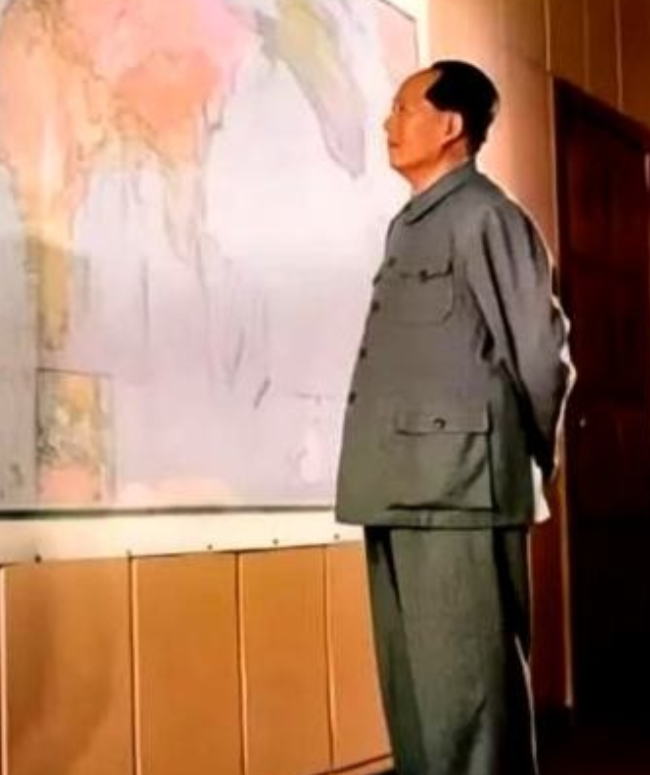 1951年，十万志愿军陷入敌军的重重包围，即便是素来以用兵如神、沉着冷静著称的彭