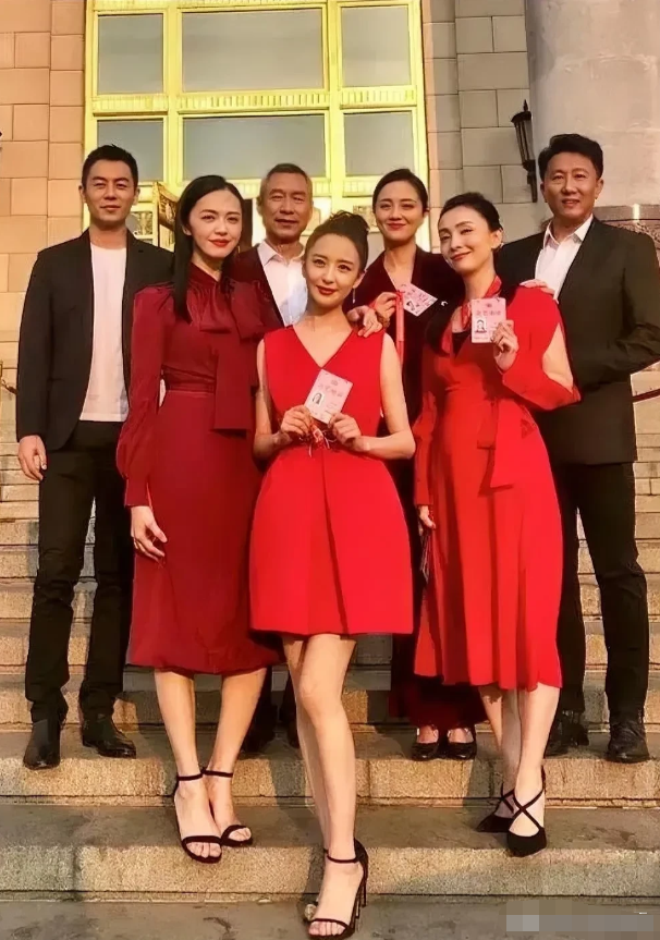 这七个人站在楼梯的合影照片，都有谁？前面三位美女最好认，现在的名气红的发紫，我想