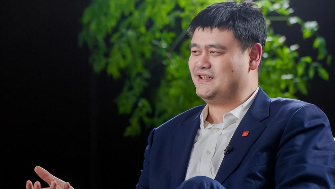 姚明现身美国，身材发福胖成“普通人”，张兆旭跟着提着行李像保镖
