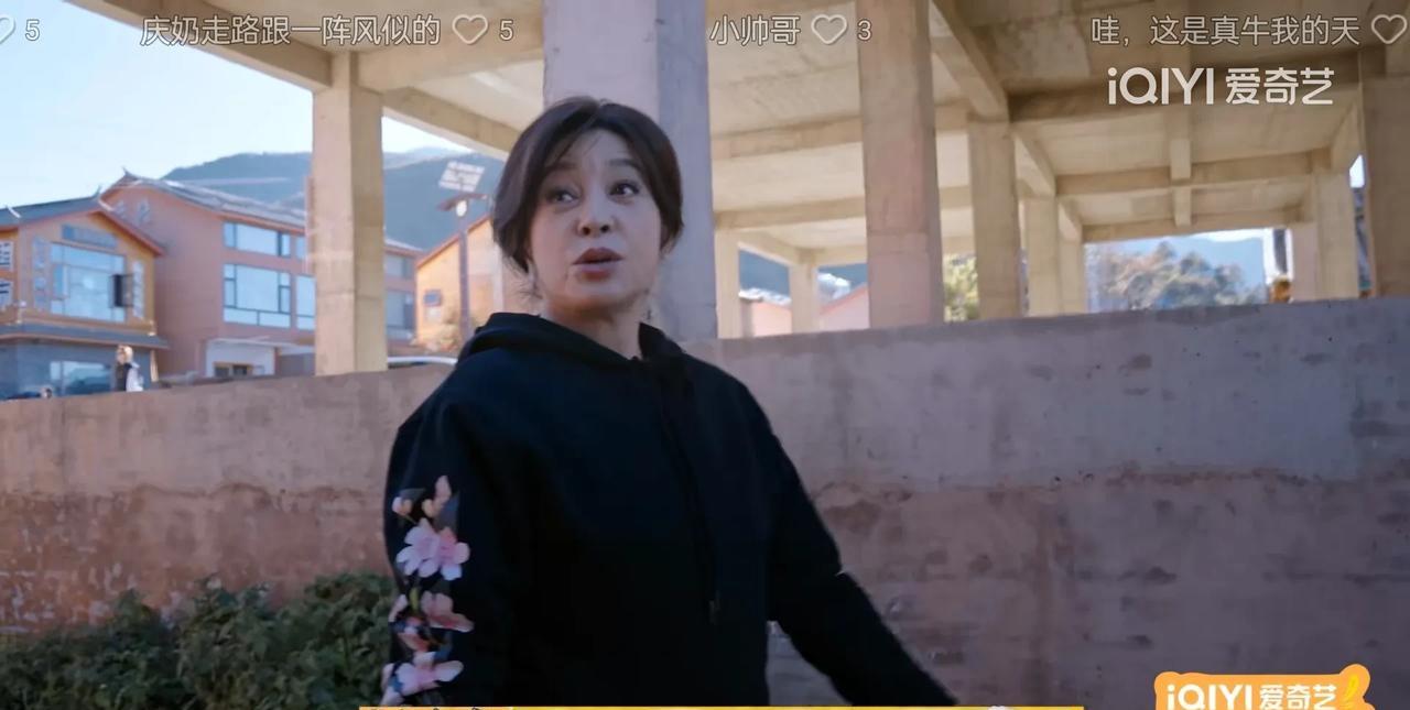 《一路繁花》刘晓庆被向太“嫌弃”说一套做一套，还叫她“官儿”！
最新一期，刚吃完
