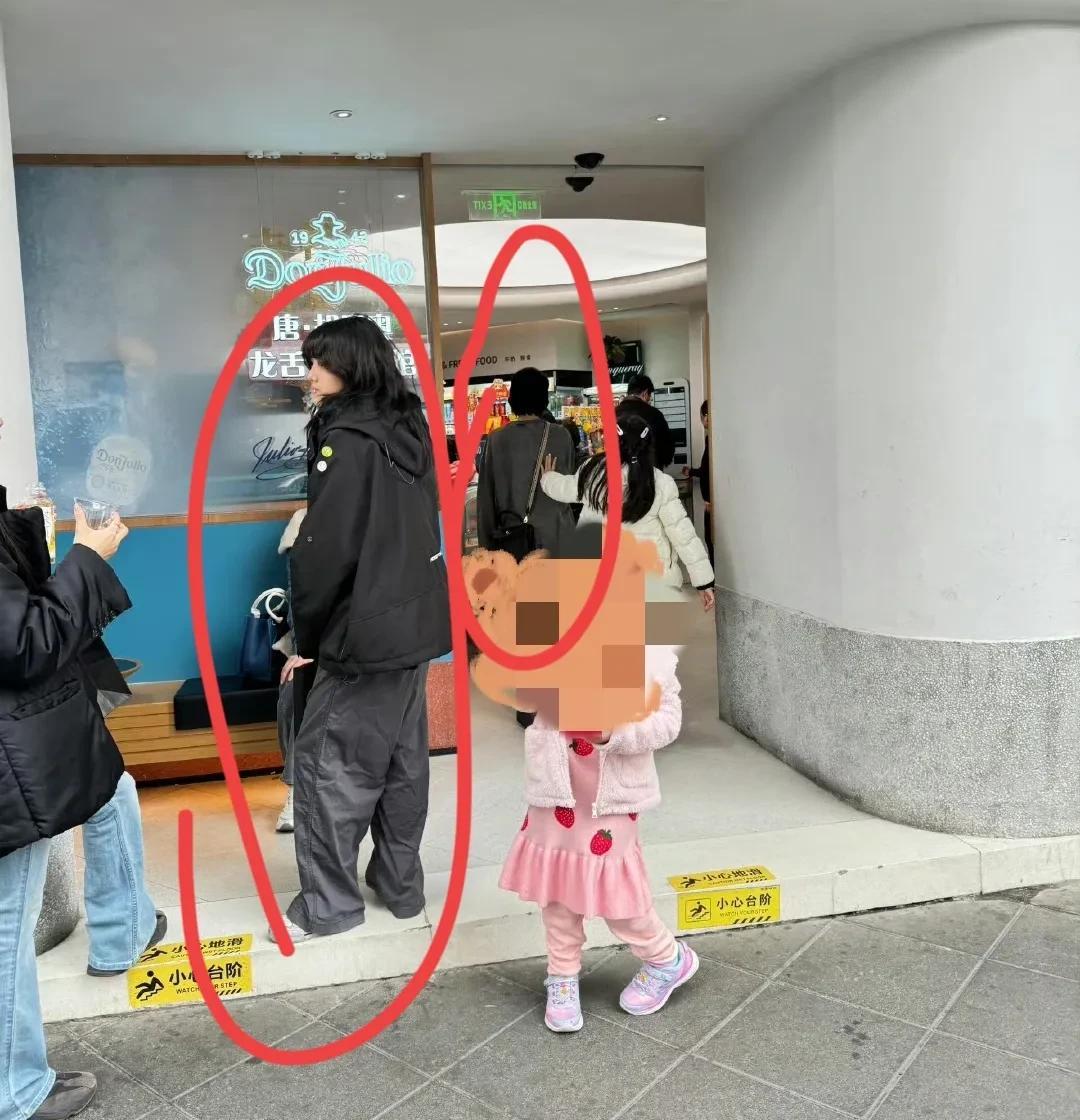 贾静雯一家五口出行 幸福满满

                        