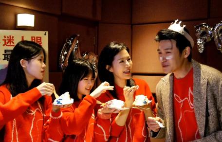 陆毅作为童星出道，多年来在演艺界佳作不断。值其49岁生日，一家四口穿上亲子装温馨