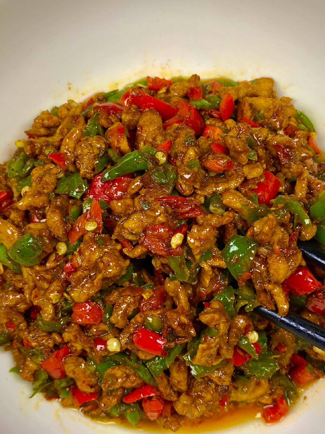香辣肉丝嘎嘎好吃，配米饭🍚香得嘞～
肉丝嫩滑，香辣可口拌米饭、夹馒头都好吃！