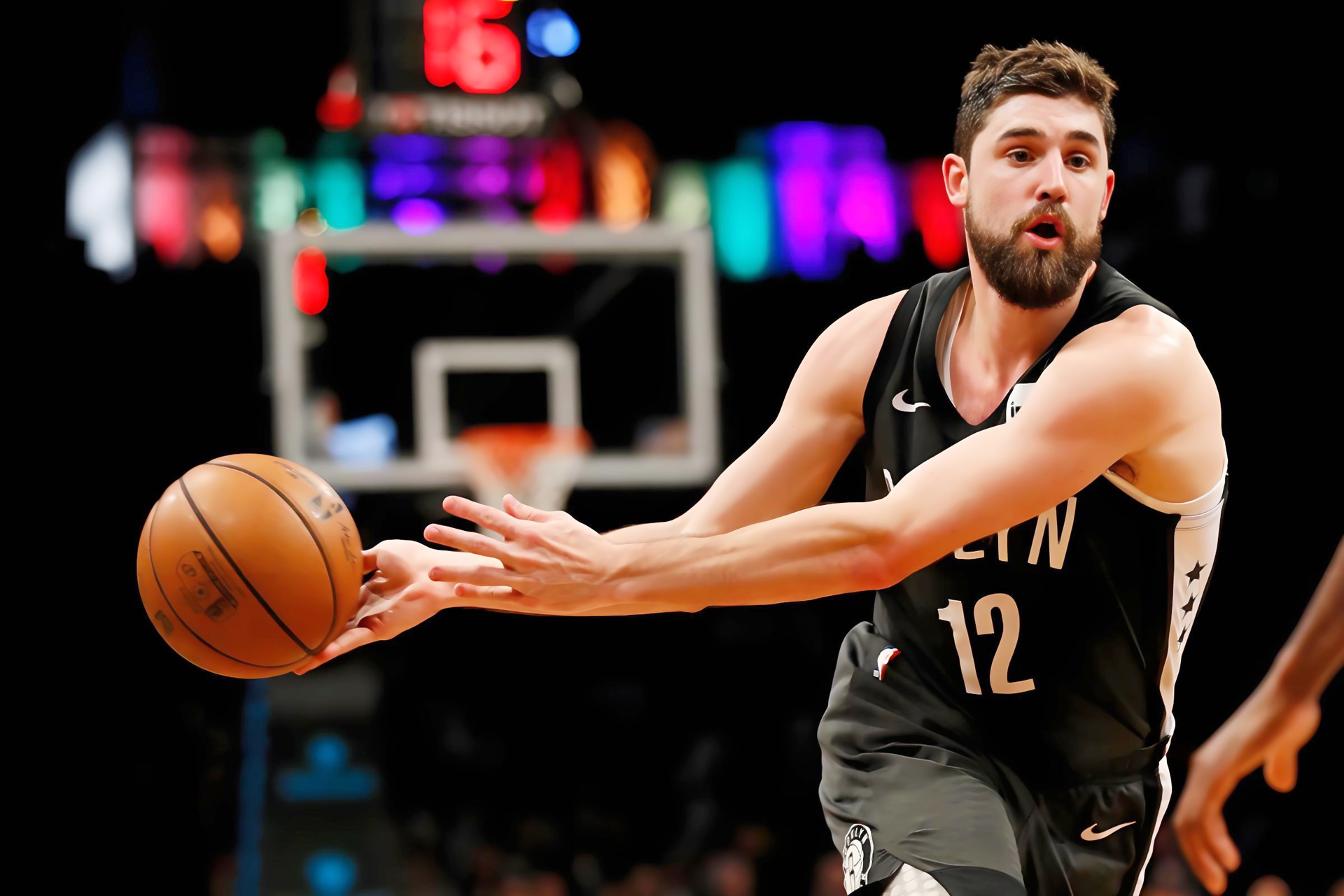 乔.哈里斯是三分超巨，还是三分线的奥尼尔？
哈里斯，NBA出场504场常规赛，场