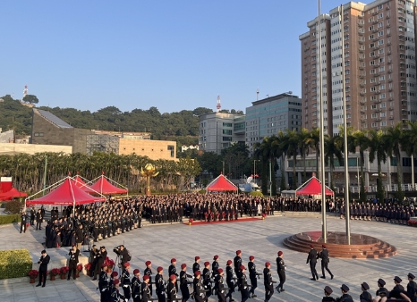 12月20日，澳门特区政府在金莲花广场举行隆重的升旗仪式，庆祝澳门回归祖国25周