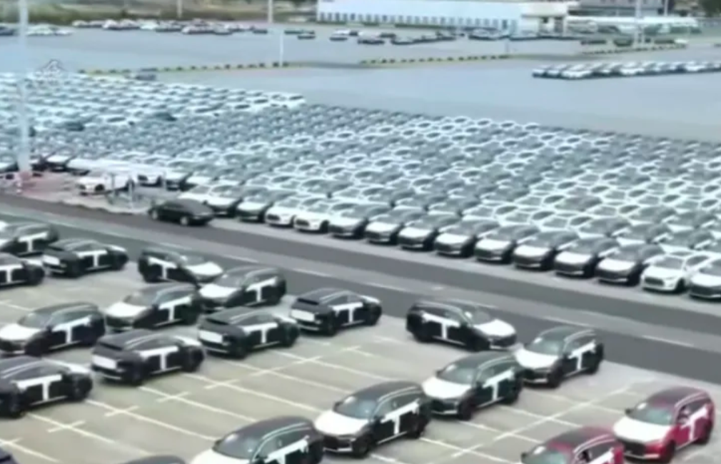 中国对欧洲的反击来了。中国宣布对所有来自欧洲进口豪华汽车加征25%的关税。
这就