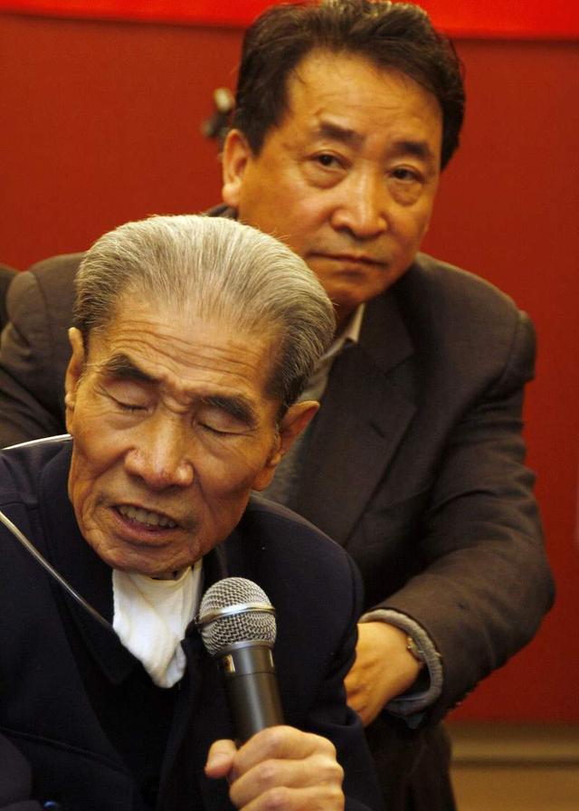 演员姜昆说，李文华说相声一辈子，但一直没拜过师，就是个海青。他八十多岁住院的时候