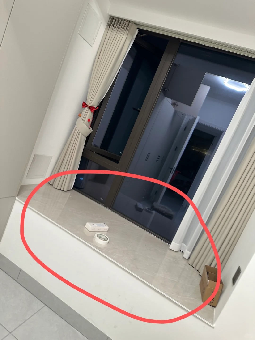 这个飘窗是不是只能空着吃土了
救命姐妹们这个飘窗怎么改造？？？
让我抄抄作业