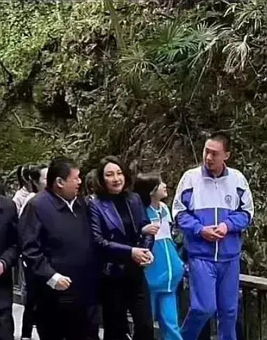 这是毛主席唯一嫡孙毛新宇和爱人刘滨利用假期带儿子毛东东、女儿毛甜懿回故乡韶山，专