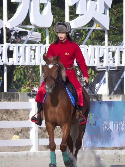 于适去参加骑射锦标赛啦！他那身装扮简直太亮眼，一身鲜艳的红衣，头上戴着顶大棉帽，