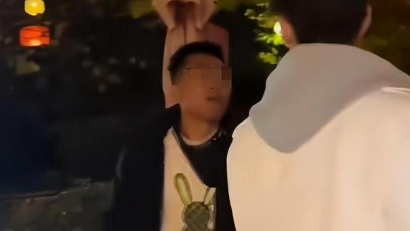 陕西导演打骂游客事件后续：打人者身份被扒，网友曝光更多内幕！