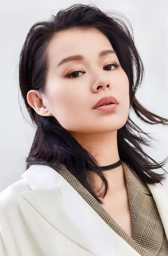 演员，胡杏儿说，我的母亲其实是一个挺命苦的女人。22岁嫁给我爸爸，生了3个女儿。