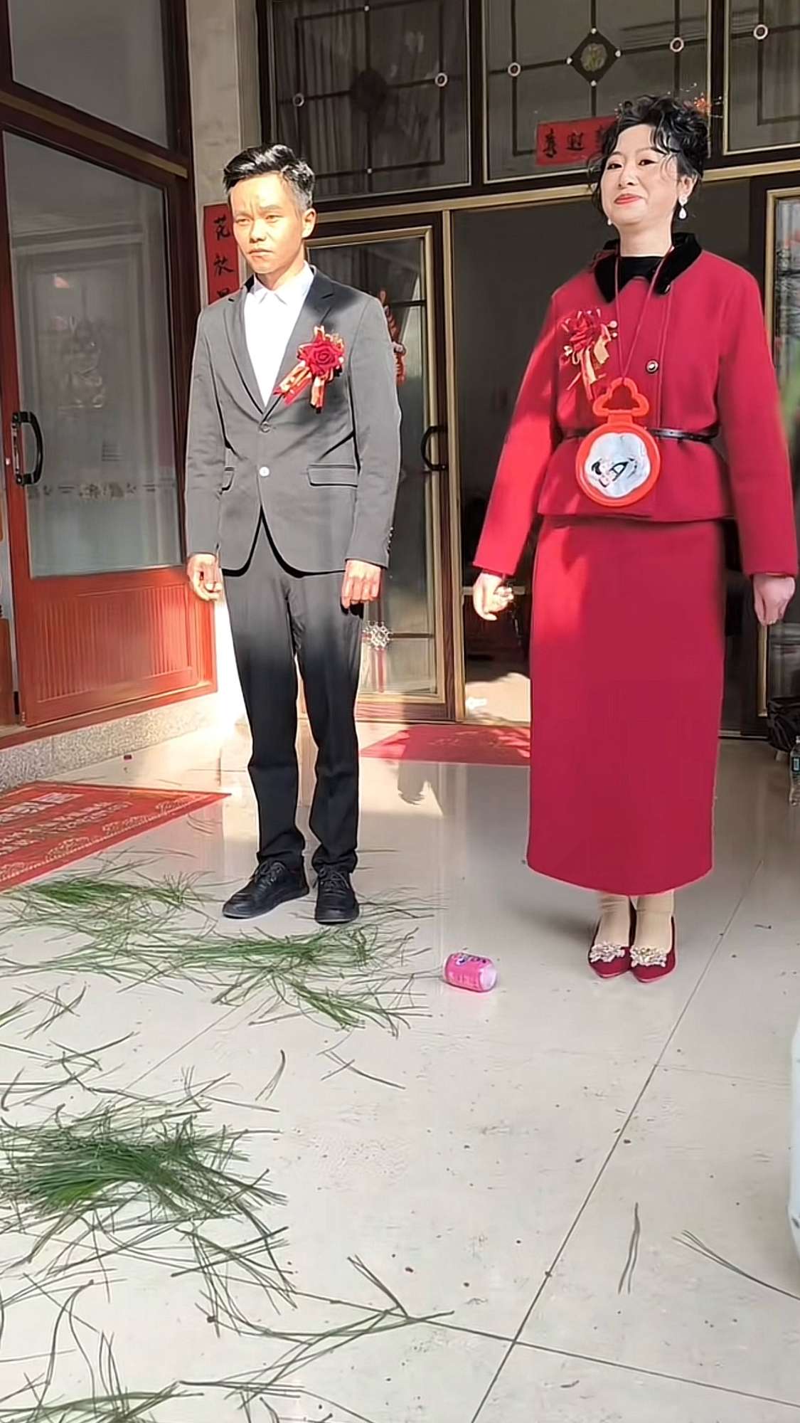 新娘子挂个镜子是什么意思？